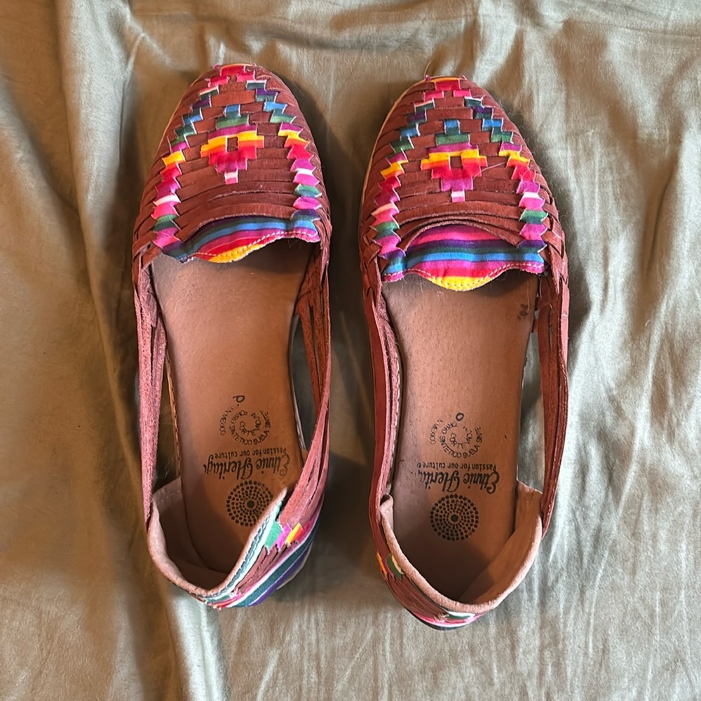 Ethinic Heritage chanklas/sandles size 10